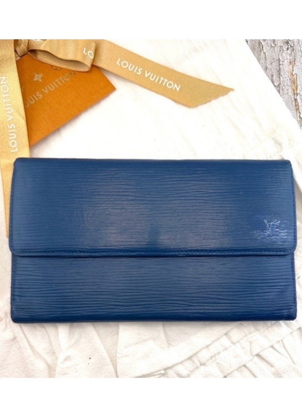AUTHENTIC Louis Vuitton Epi Leather Porte Tresor International Wallet.Color:Blue